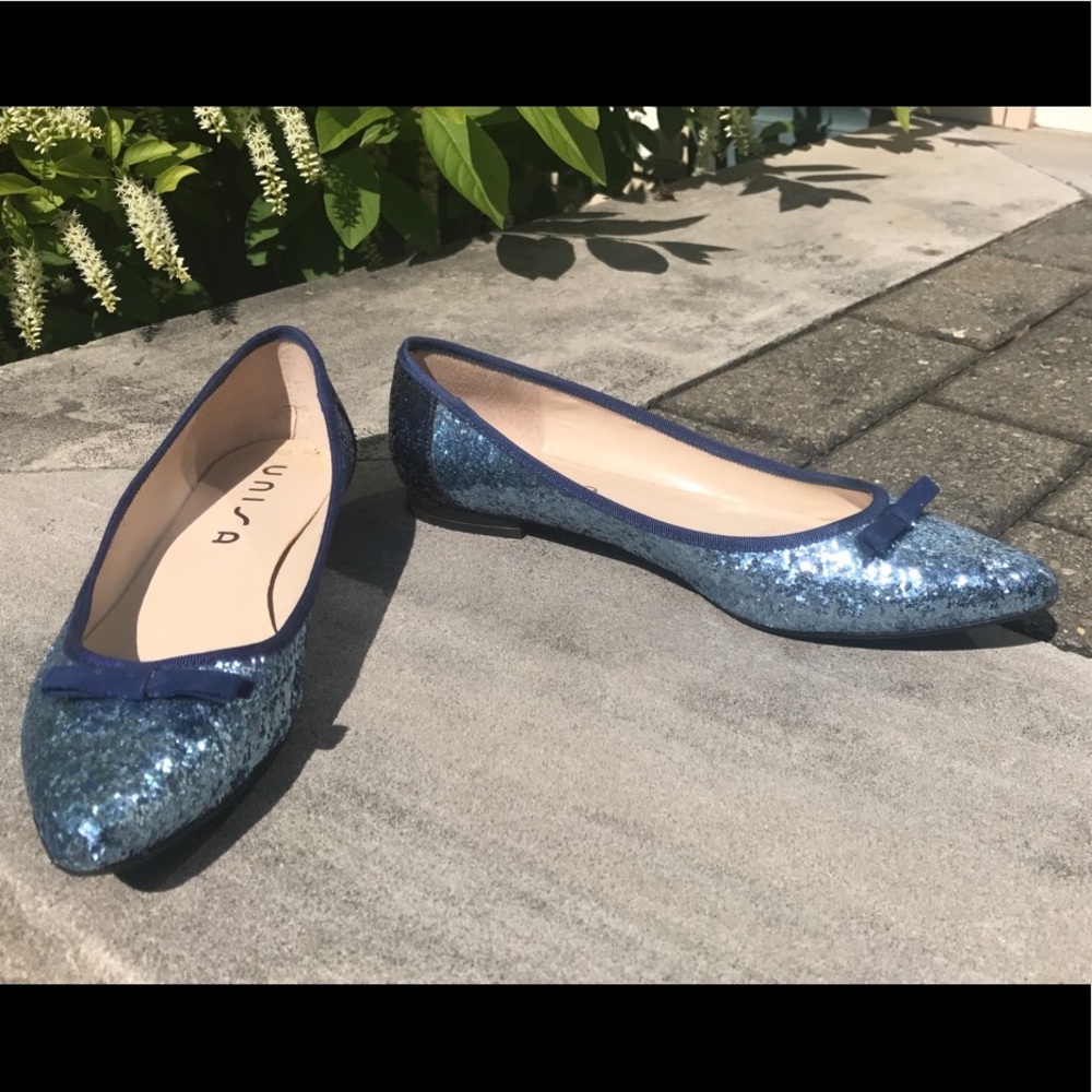 Like new! UNISA Sparkly blue pointy ballet flats